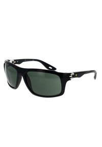Occhiali da sole neri con lenti rettangolari, vetro color verde, montatura spessa, dettagli metallici e logo sulla parte laterale.
