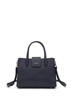 Sac en cuir bleu marine avec deux poignées supérieures, bandoulière amovible, rabat avant et détails en matériel doré. Fini texturé.