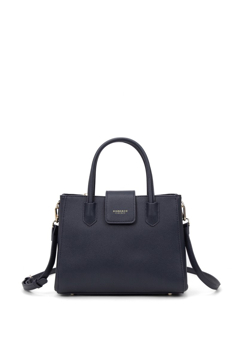 Borsa a mano in pelle blu navy con doppio manico superiore, tracolla removibile, patta frontale e dettagli in ottone dorato. Finitura testurizzata.