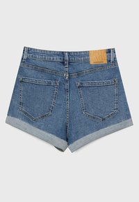 Pantalones cortos de mezclilla de color azul, con dobladillo deshilachado y dos bolsillos traseros. Una etiqueta de cuero marrón está unida a la cinturilla.