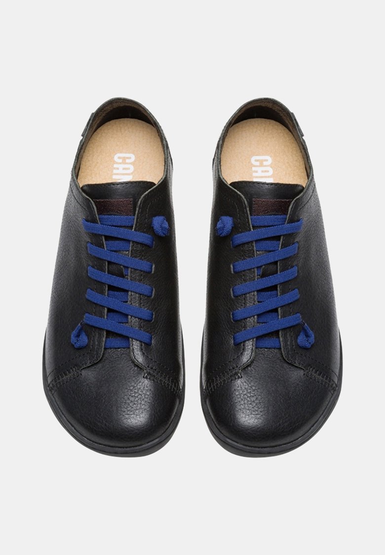 Chaussures en cuir noir avec des lacets bleus, design à bout rond, dessus texturé et semelles intérieures de couleur claire, offrant une apparence simple et décontractée.