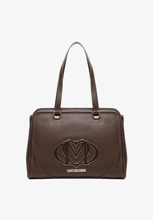 Sac à main en cuir marron foncé avec deux poignées de coude, bords arrondis, et un grand logo métallique Love Moschino à l'avant.