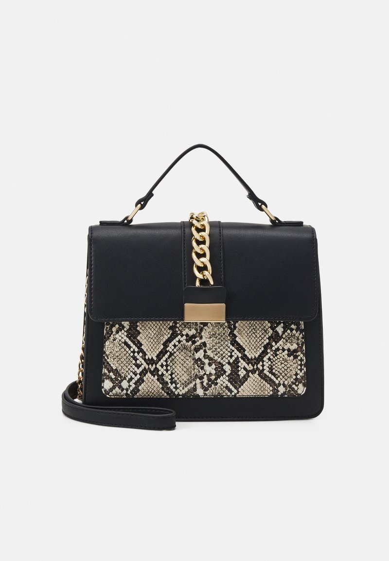 Sac à main noir avec poignée supérieure, détail de chaîne dorée et panneau avant avec motif peau de serpent beige et noir, sur fond uni.