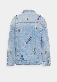 Jeansjacka i ljusblått med blommig broderi i rosa, gult och blått. Slitet utseende med klassisk krage och framfickor.