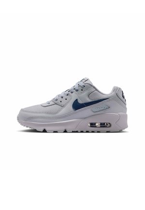 Baskets Nike Air Max gris clair avec un logo swoosh bleu foncé et un coussin d'air visible dans la semelle, vues de côté gauche.