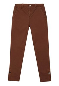 Pantaloni slim-fit marroni con tasche frontali, passanti per cintura, chiusura a bottone e piccoli accenti di logo vicino all'orlo su entrambe le gambe.