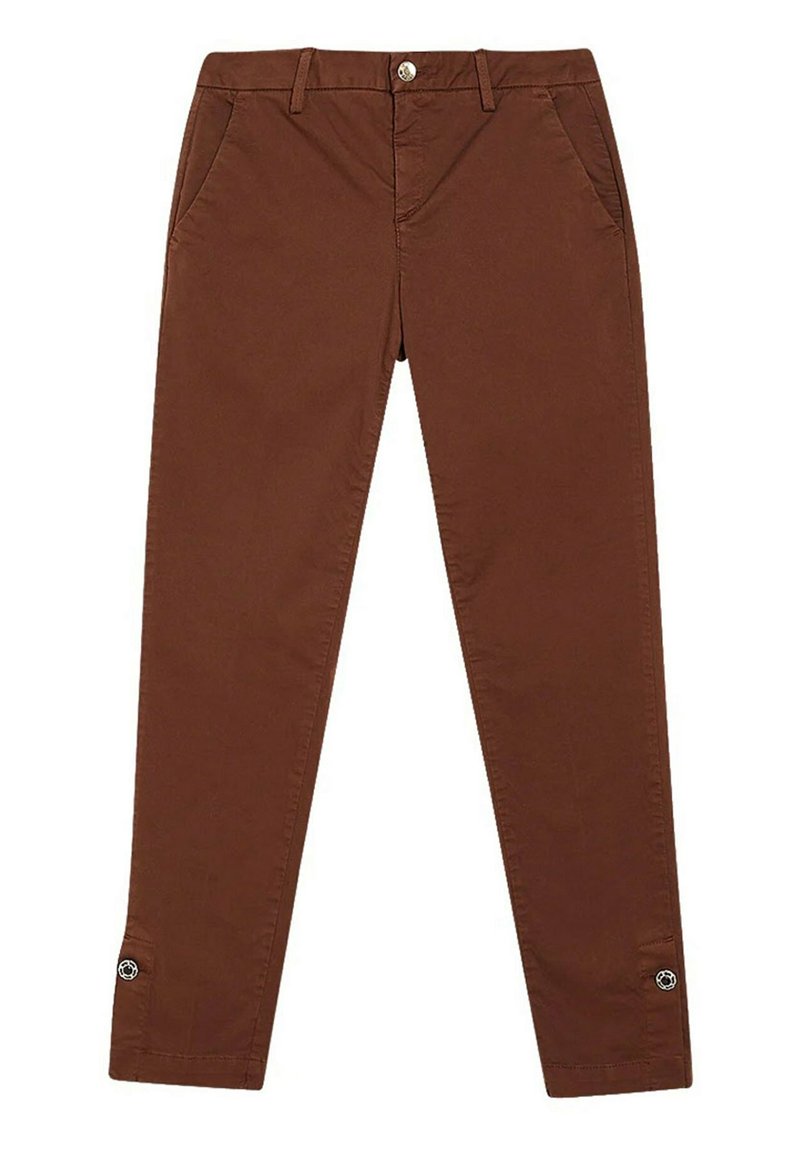 Pantaloni slim-fit marroni con tasche frontali, passanti per cintura, chiusura a bottone e piccoli accenti di logo vicino all'orlo su entrambe le gambe.