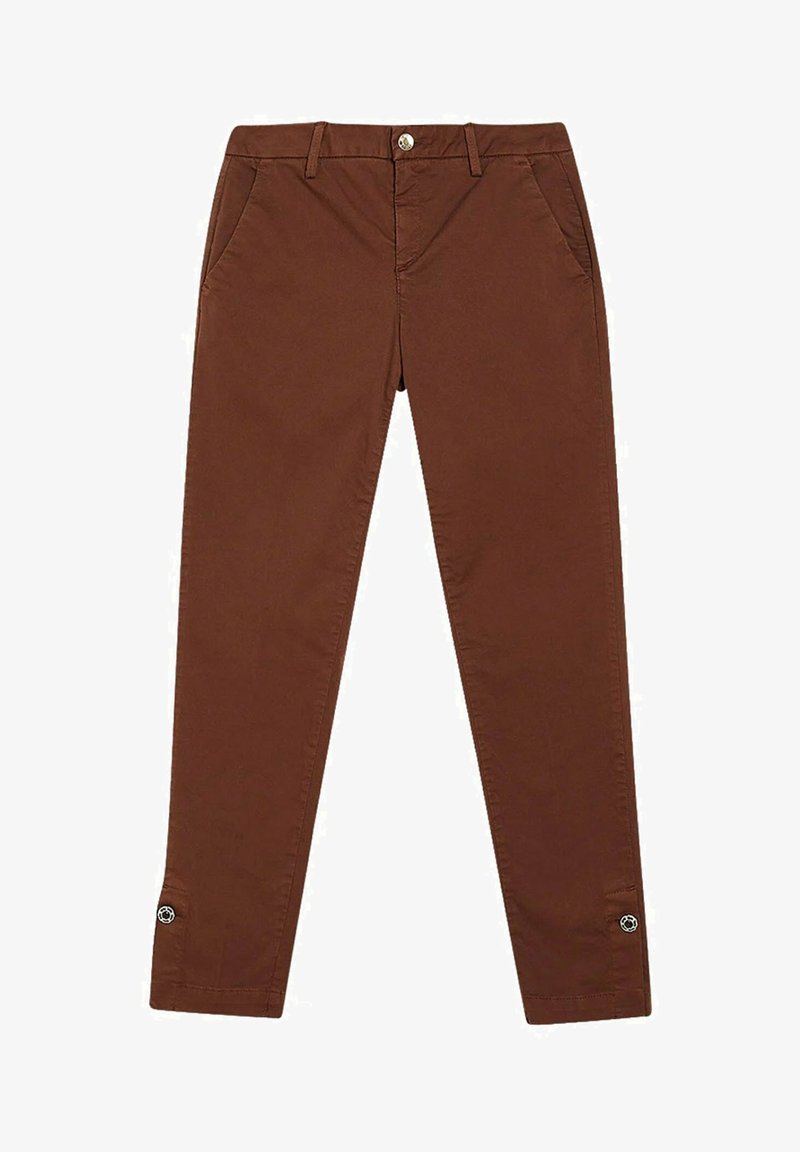 Pantaloni slim-fit marroni con tasche frontali, passanti per cintura, chiusura a bottone e piccoli accenti di logo vicino all'orlo su entrambe le gambe.