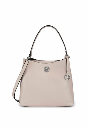 Beige leren handtas met gestructureerd oppervlak, enkele bovenhendel, afneembare schouderriem en zilveren ronde logohanger aan de voorkant.