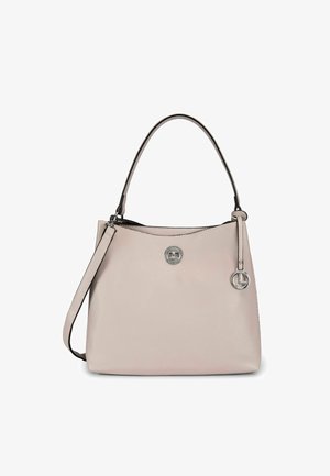 Beige leren handtas met gestructureerd oppervlak, enkele bovenhendel, afneembare schouderriem en zilveren ronde logohanger aan de voorkant.