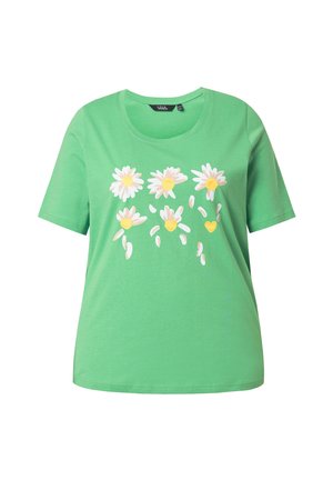 T-shirt en coton vert avec un col rond, présentant un motif floral de marguerites blanches et jaunes, avec des pétales éparpillés en dessous.