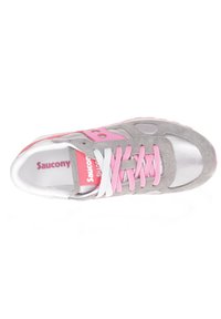 Sneaker grigi e rosa con materiali in suede e sintetico, lacci piatti rosa, logo sulla linguetta e suola testurizzata.