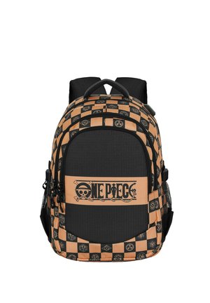Mochila negra y naranja con patrón de tablero de ajedrez, que presenta un logo en la parte frontal y bolsillos laterales de malla. Correas acolchadas para mayor comodidad.