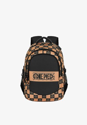 Sac à dos noir et orange avec un motif à damier, comportant un logo à l'avant et des poches latérales en mesh. Bretelles rembourrées pour le confort.