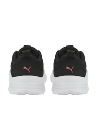 Chaussures de sport noires avec une tige en mesh, une semelle extérieure blanche et des accents roses. Elles disposent d'une languette pour faciliter l'enfilage et d'un talon texturé pour la stabilité et le soutien.