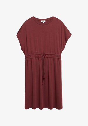 Bordowa sukienka z krótkim rękawem, okrągłym dekoltem, elastycznym troczkiem w talii i długością do kolan.
