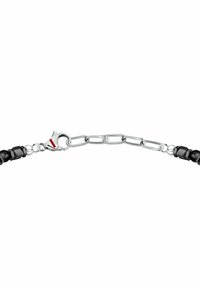 Bracciale con perline nere composto da perline esagonali nere lucide alternate a elementi in metallo argentato. Presenta una catena argentata e un moschettone.
