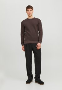 Jack & Jones JJEATLAS CREW NECK - Jersey de punto - seal brown