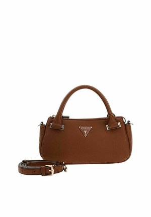 Sac à main Guess en cuir marron avec doubles poignées, bandoulière amovible et plaque en métal triangulaire avec logo sur le devant.