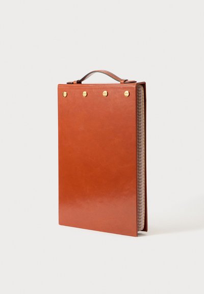 Brun lædermappe med en glat overflade, der har et håndtag på toppen og fem messingfarvede knapper til sikker lukning. Detalje med tekstureret ryg.