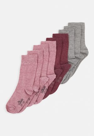Set di dieci calzini in diverse tonalità di rosa, bordeaux e grigio, con texture a coste e polsini rinforzati. Taglie indicate sul fondo.