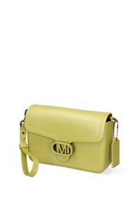 Borsa in finta pelle gialla con chiusura a pattina magnetica, accentata da logo in metallo, cinturino staccabile per il polso e un piccolo cartellino attaccato.
