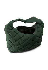 Sac à épaule en vert matelassé avec une poignée tressée, fermeture éclair et une texture douce et rembourrée. L'intérieur présente un revêtement noir.