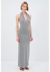 Silberne Maxikleid mit Halter, tiefem V-Ausschnitt, strukturiertem Oberteil und schimmernder Textur. Das Design ist elegant und figurbetont bis zu den Knöcheln.
