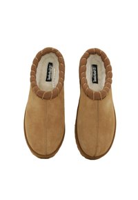 Pantofole in suede marrone con morbida fodera in pelliccia sintetica, punta arrotondata e dettagli intrecciati attorno al colletto. Suola piatta e flessibile per il massimo comfort.