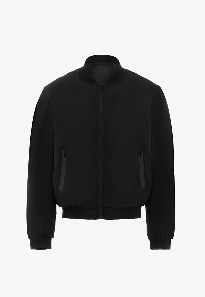 Zwarte bomberjack gemaakt van een gladde stof, met een ritssluiting aan de voorkant, twee zijzakken en een geribde kraag en mouwen.