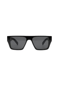 Occhiali da sole con montatura rettangolare nera e lenti scure, vista frontale su uno sfondo bianco uniforme.