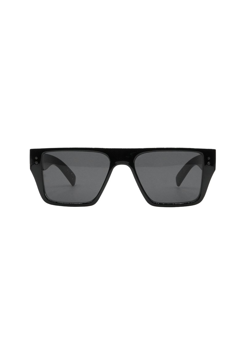 Occhiali da sole con montatura rettangolare nera e lenti scure, vista frontale su uno sfondo bianco uniforme.