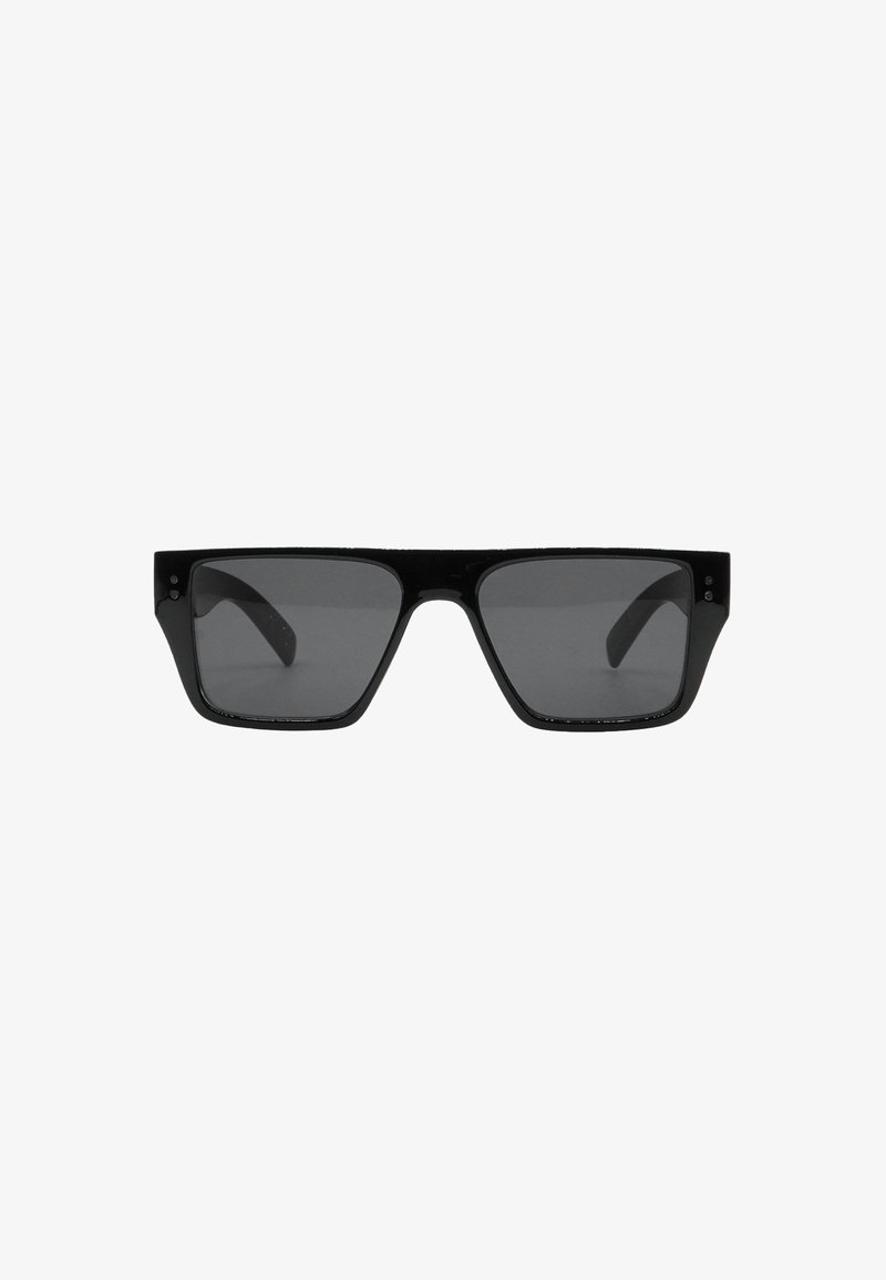 Occhiali da sole con montatura rettangolare nera e lenti scure, vista frontale su uno sfondo bianco uniforme.