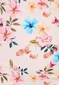Blommönstrad tyg med rosa, blå och orange blommor på en ljusrosa bakgrund. Har gröna blad och guldaccenter. Slät textur.