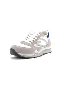 Sneaker in suede e mesh grigio chiaro e bianco, con un accento blu sul tallone, lacci bianchi e una suola di gomma texture.
