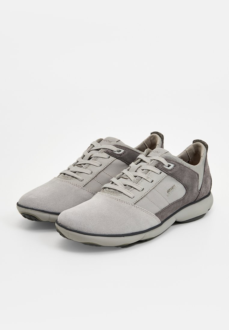 Scarpe lace-up grigio chiaro con dettagli in suede e pelle, punta arrotondata, tomaia testurizzata e suola flessibile per comfort e supporto.