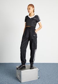 adidas Originals CARGO - Kapsáče - black