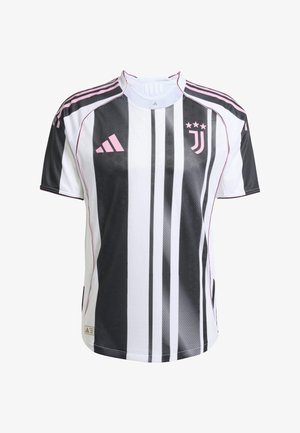 Bijela i crna prugasta majica s ružičastim naglascima. Ima okrugli izrez, Adidas logo i amblem tima. Napravljena je od lagane tkanine.