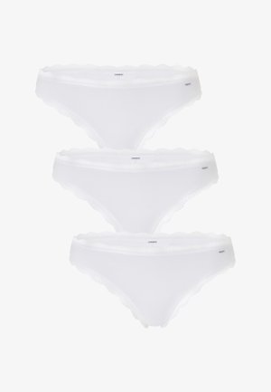 Tre paia di mutandine bianche da donna con un bordo in pizzo ondulato e una superficie di tessuto liscia. Ognuna presenta un design a bikini standard.