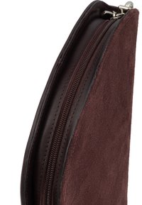 Brūna zamšādas soma ar gludu ādas apdari, ar rāvējslēdzēju un slaidu, iegarenu dizainu. Tekstūrēta virsma un skaidras līnijas.