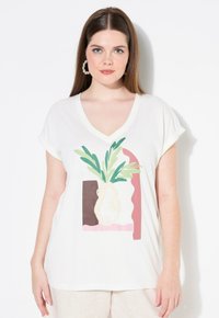 Hvid kortærmet T-shirt med V-hals design. Har et farverigt trykt grafik af en vase med grønne planter og en abstrakt baggrund.