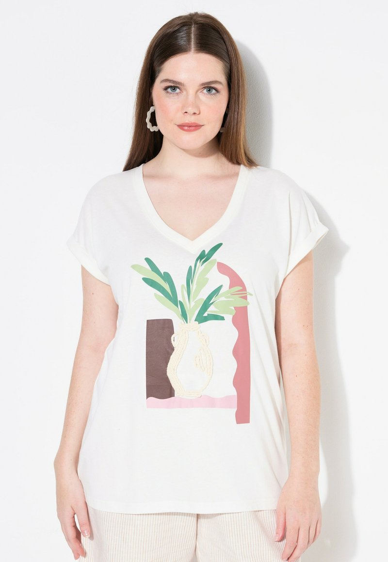 Hvid kortærmet T-shirt med V-hals design. Har et farverigt trykt grafik af en vase med grønne planter og en abstrakt baggrund.