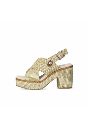 Sandalias de plataforma tejidas de color beige claro con un diseño de tiras cruzadas, hebilla en el tobillo y un tacón grueso. Presentan una tela texturizada y una suela de contraste.