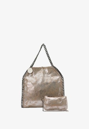 Sac fourre-tout en cuir vegan argenté métallisé avec une bandoulière en chaîne et une petite pochette assortie, présentant une texture lisse et une forme triangulaire.