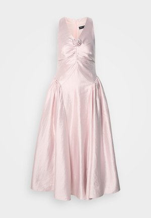 Vestido sem mangas em rosa claro, com um corpete justo, tecido franzido e um accentuador de rosa na área do busto. Saia evasê com acabamento em cetim.