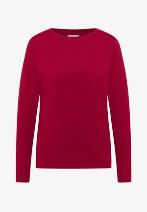 Pitkähihaisen yksinkertaisen punaisen pyöreäkauluksen paidan sileä kankaan rakenne, esitetty valkoista taustaa vasten.