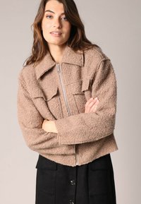 Niet geselecteerd, Taupe