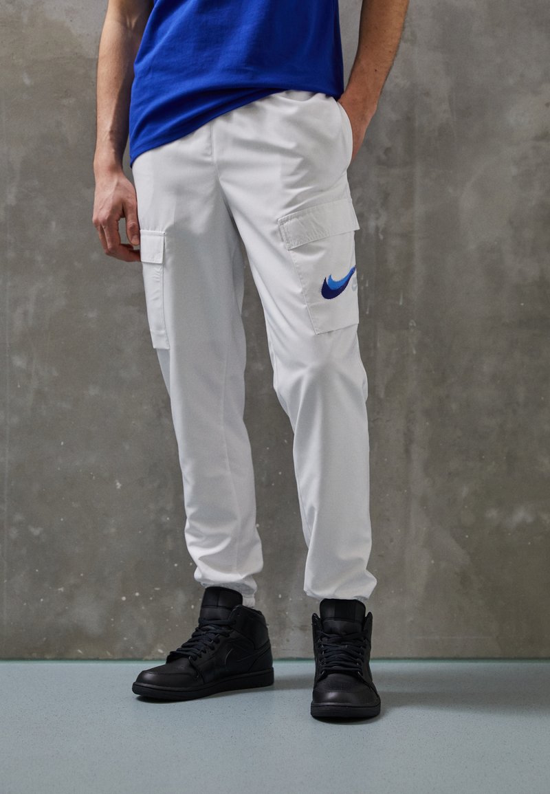 Nike Sportswear M SI WV - Cargo trousers - white - Zalando.co.uk