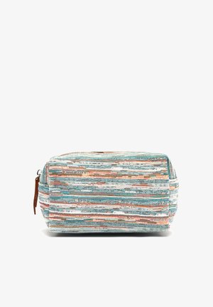 Rechteckige Stofftasche mit horizontalen mehrfarbigen Streifen in Türkis, Orange, Weiß und Braun, ausgestattet mit einem Reißverschluss und einem Lederzuganhänger.