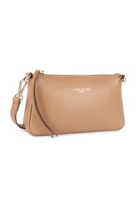 Borsa a pochette in pelle marrone chiaro con superficie texture, hardware dorato, chiusura a zip e tracolla rimovibile. Caratterizzata da un piccolo dettaglio con frangia.